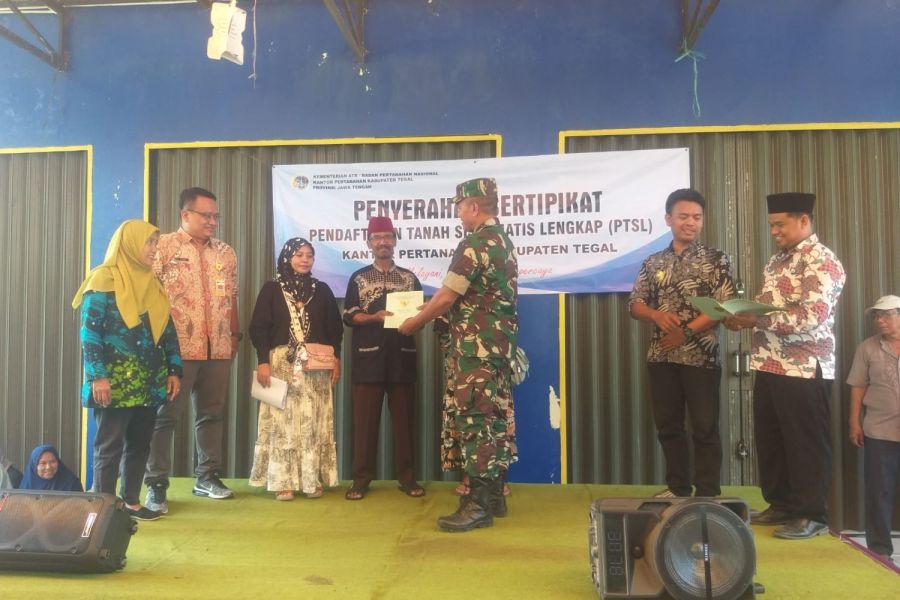 Danramil Margasari Hadiri Penyerahan Sertifikat Program PTSL Desa Jembayat