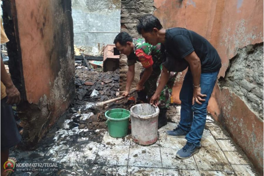 Anggota Koramil Lebaksiu Bantu Bersihkan Rumah Warga Yang Tertimpa Kebakaran