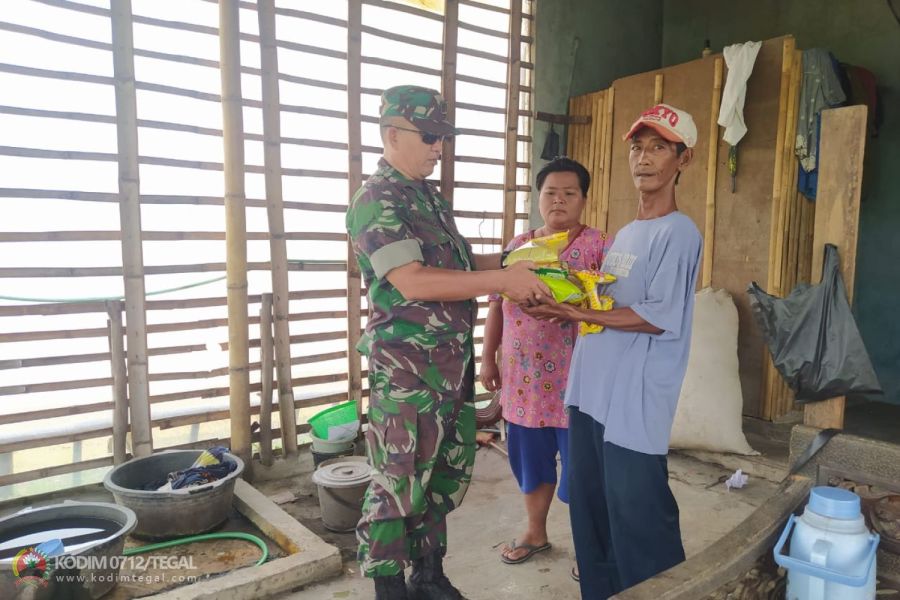 Guna Memenuhi Kebutuhan Sehari-Hari, Babinsa Koramil Adiwerna Berikan Sembako Warga Kurang Mampu