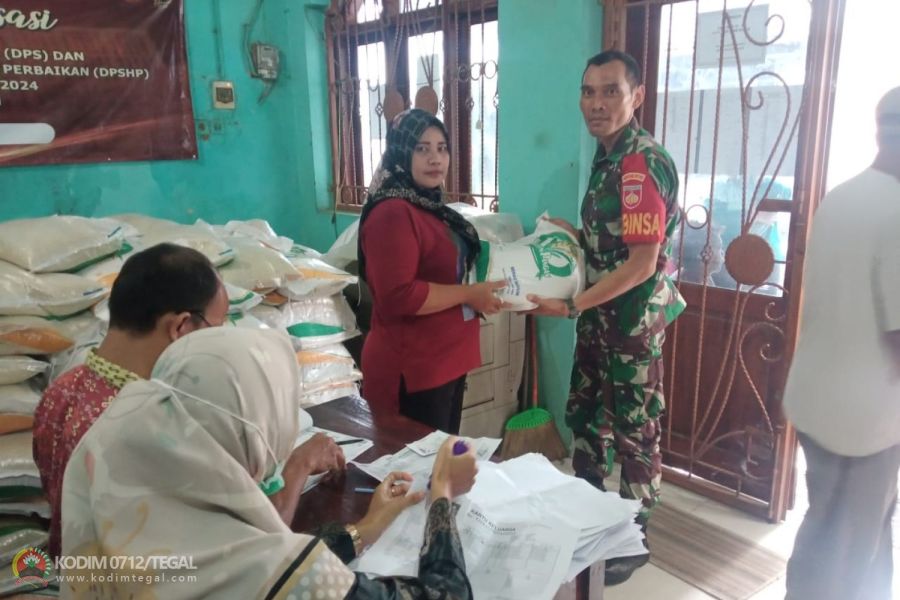 Babinsa Talang Monitoring Pembagian Sembako