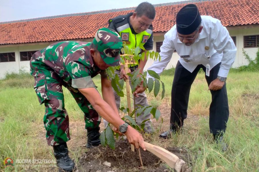 Danramil Tegal Selatan Hadiri Penanaman Serentak Sepuluh Juta Pohon Bersama Polres Kota Tegal