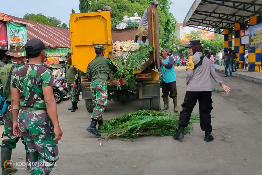 Kompak, TNI Kodim Tegal Bersama Kepolisian dan Masyarakat Gotong Royong Bersihkan Pasar