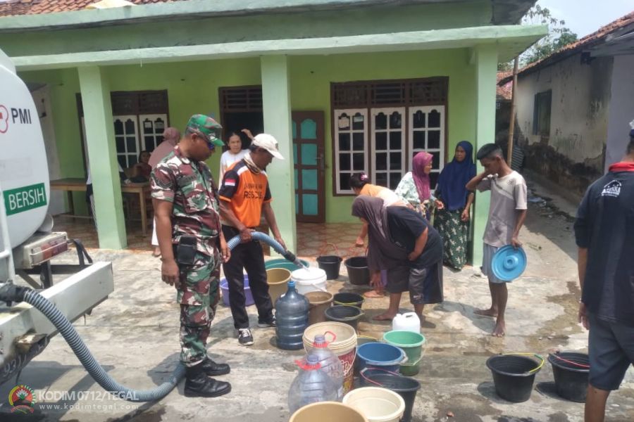 Babinsa Koramil Margasari Dampingi Penyaluran Bantuan Air Bersih