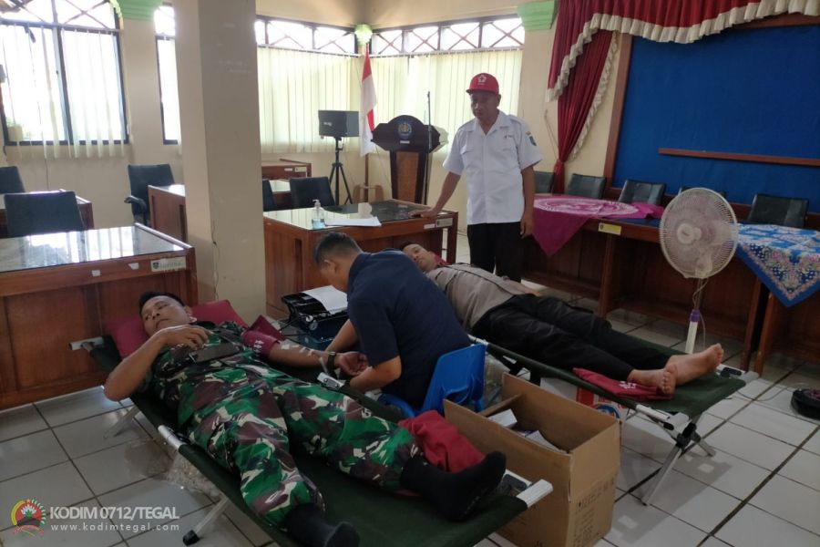 Hari Jadi Kabupaten Tegal Ke-422, Babinsa Jatinegara Bersamam Forkopimcam Ikuti Baksos Donor Darah
