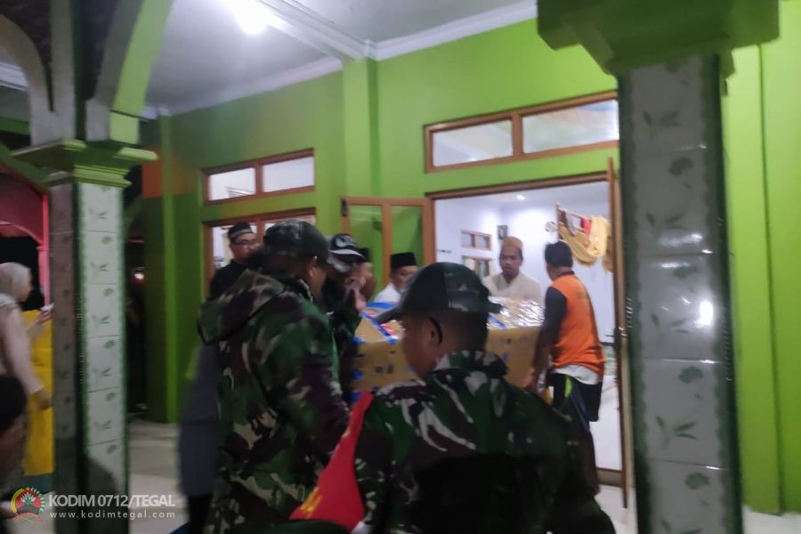 Danramil 11 Pangkah Beserta Anggota Sambut Kedatangan Jenazah Korban Penyerangan Di Papua