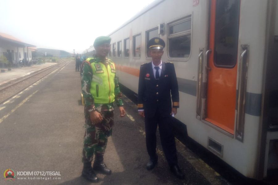 Berikan Rasa Aman, Babinsa Koramil Margasari Laksanakan Pengamanan Di Stasiun Prupuk