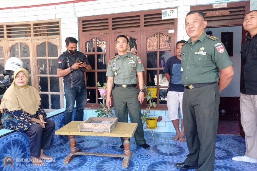 Dandim Tegal Menerima Penyerahan Granat, Magazine Dan Munisi Dari Warga