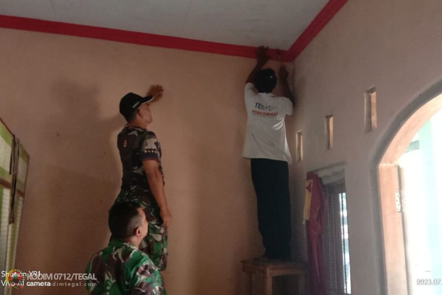 Babinsa Koramil Adiwerna Cepat Tanggap Perbaiki Plafon Rumah Pasca Gempa