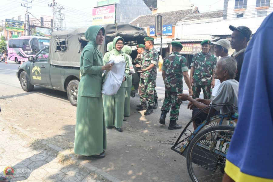 Kodim Tegal Salurkan Bantuan Sembako Dari Ibu Pangdam IV Kepada Masyarakat