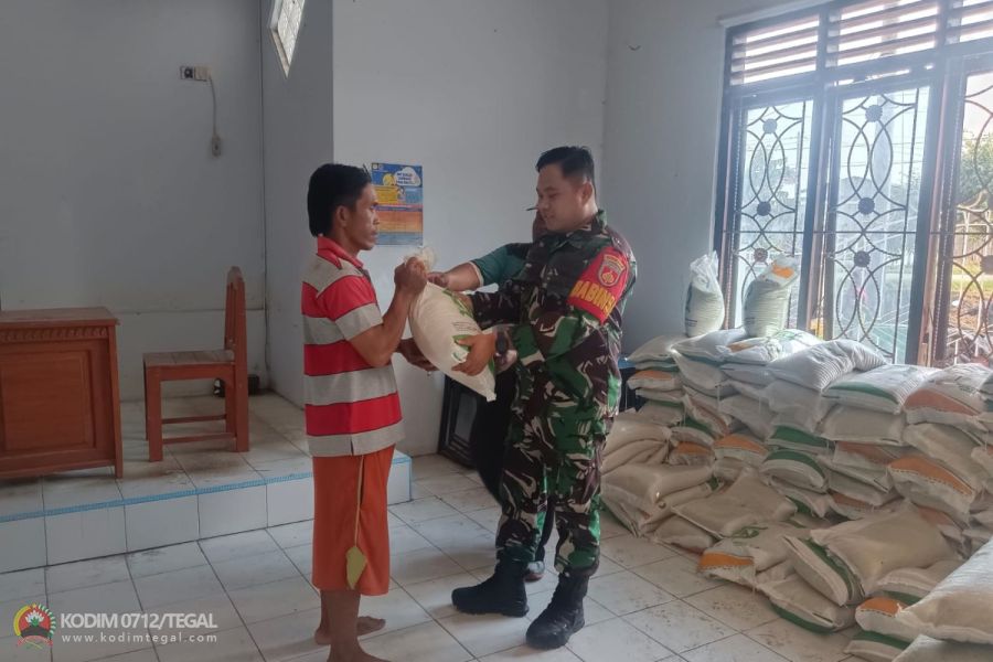 Pastikan Lancar, Babinsa Koramil Pagerbarang Dampingi Penyaluran Bantuan Beras