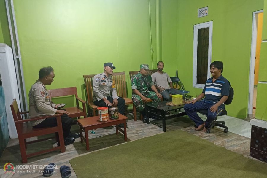 Sinergitas Babinsa dan Babinkamtibmas Melaksanakan Komsos Dengan Warga