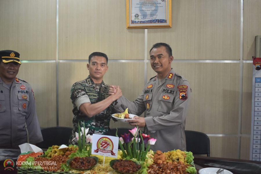 Saat Dandim 0712 Tegal Beri Kejutan Ke Kapolres Tegal Kota Pada Hari Bhayangkara Ke-77