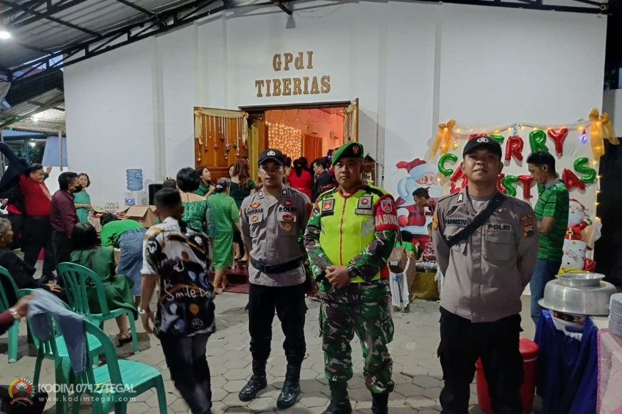 Berikan Rasa Aman, Babinsa Tegal Selatan Lakukan Pengamanan Perayaan Natal
