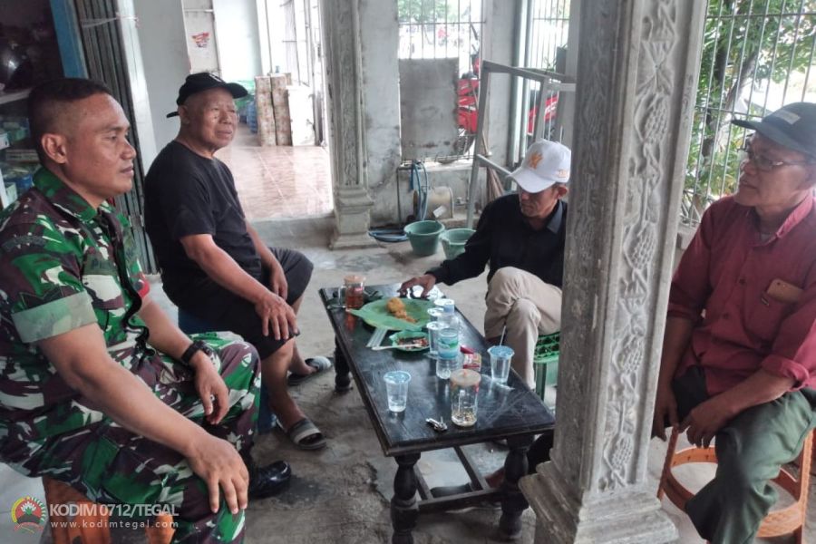 Babinsa Koramil Talang Silahturahmi Dengan Komsos