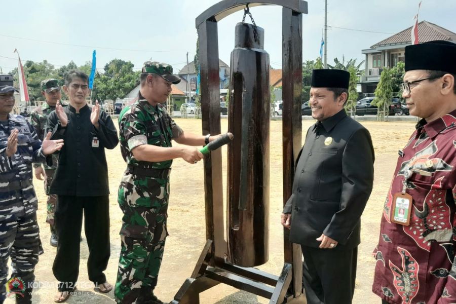 Kasdim 0712 Tegal Bacakan Amanat Pangdam Pada Acara Penutupan TMMD Dikota Tegal