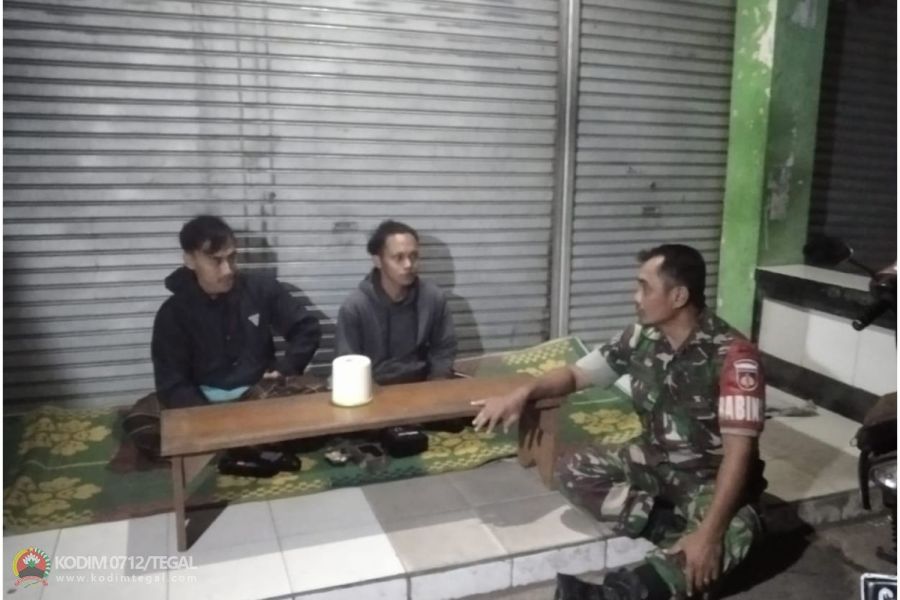 Tak Kenal Lelah, Di Malam Hari Babinsa Koramil Bumijawa Kodim Tegal Laksanakan Patroli Dan Komsos