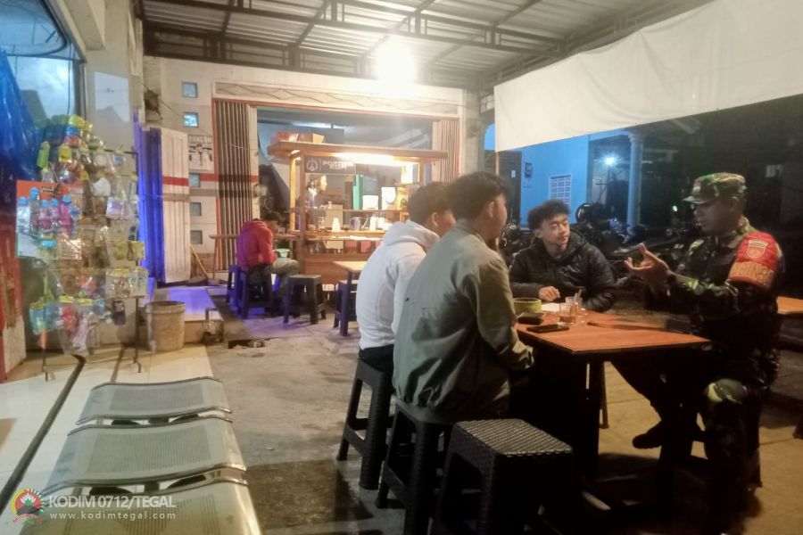 Dalam Rangka Menjaga Kondusifitas Wilayah Babinsa Bumijawa Melaksanakan Komsos