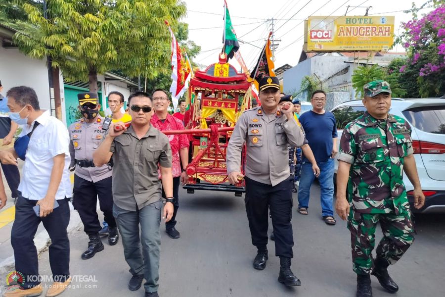 Sukseskan Toleransi Beragama, Dandim 0712 Tegal Gotong Toa Pe Kong Pada Perayaan Sejit Kong