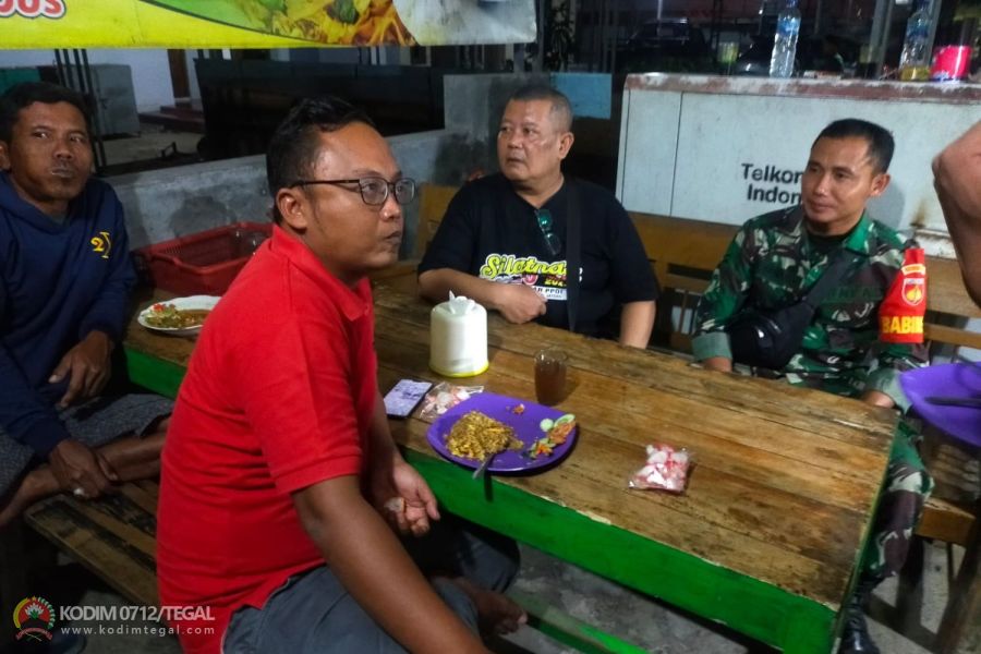 Bina Sinergitas, Babinsa Koramil Pangkah Komsos Dengan Lurah Dan Staf Kelurahan