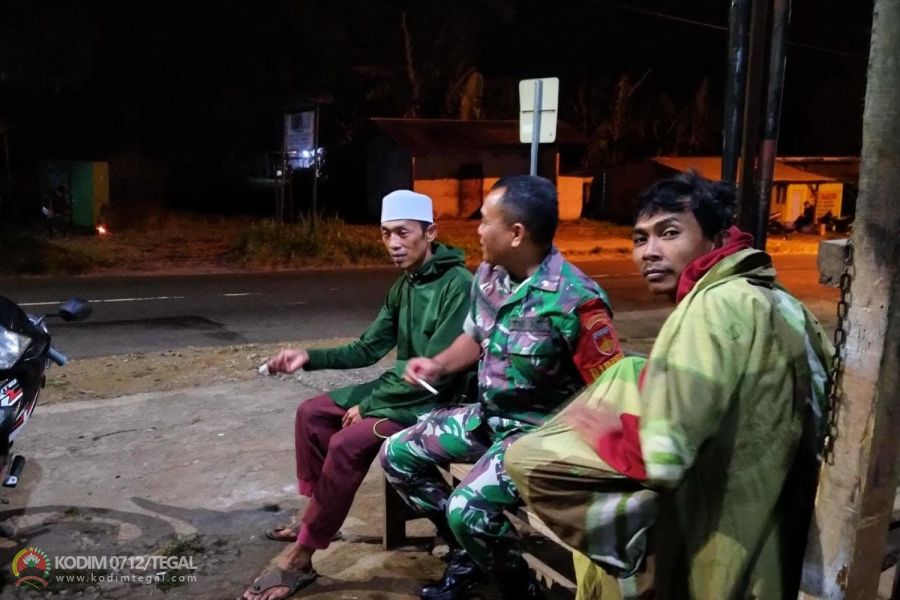 Patroli malam, Babinsa Kodim 0712 Tegal sempatkan komsos dengan warga