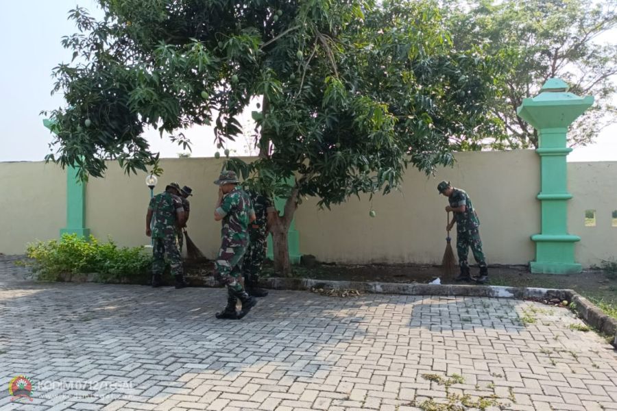 Jelang Hari Pahlawan, Anggota Kodim Tegal Bersihkan Makam Pahlawan
