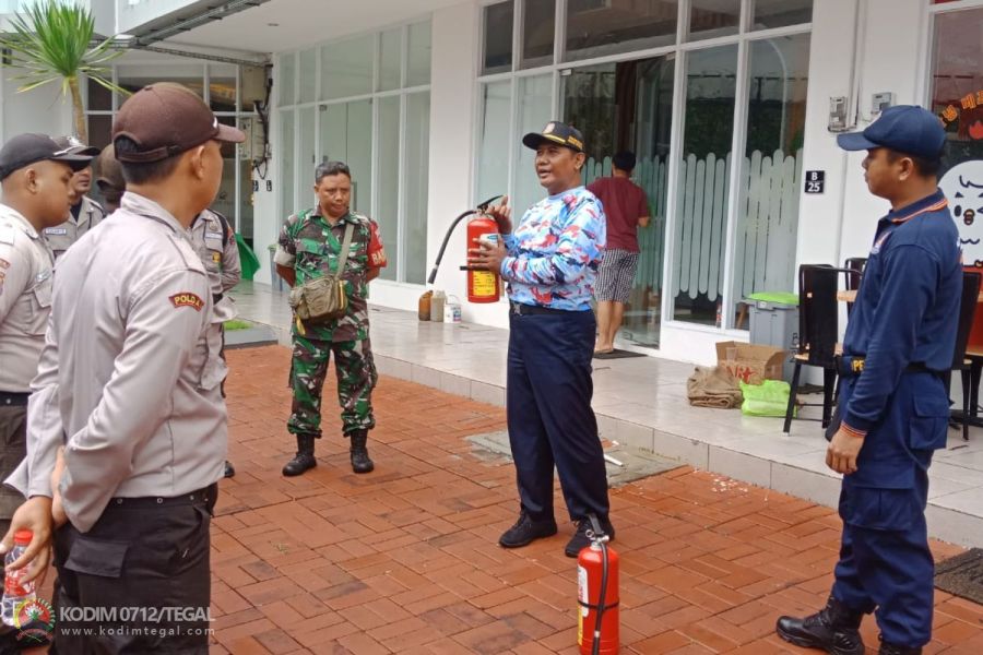 Babinsa Koramil Tegal Barat Lakukan Bimbingan Pelatihan Penggunaan Apar