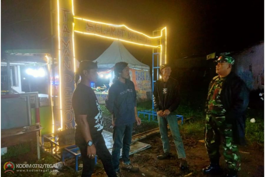 Babinsa Koramil Bumijawa Laksanakan Monitoring Serta Pengamanan Kegiatan Bazar UMKM Di Desa Binaan