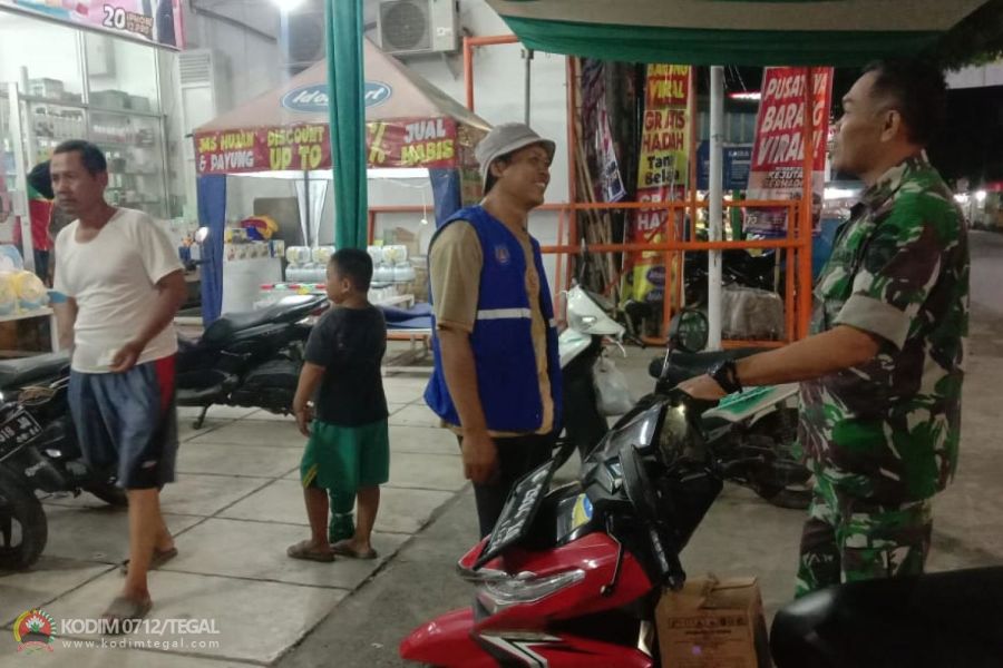 Babinsa Koramil Kramat Jalin Silaturahmi Dengan Tukang Parkir