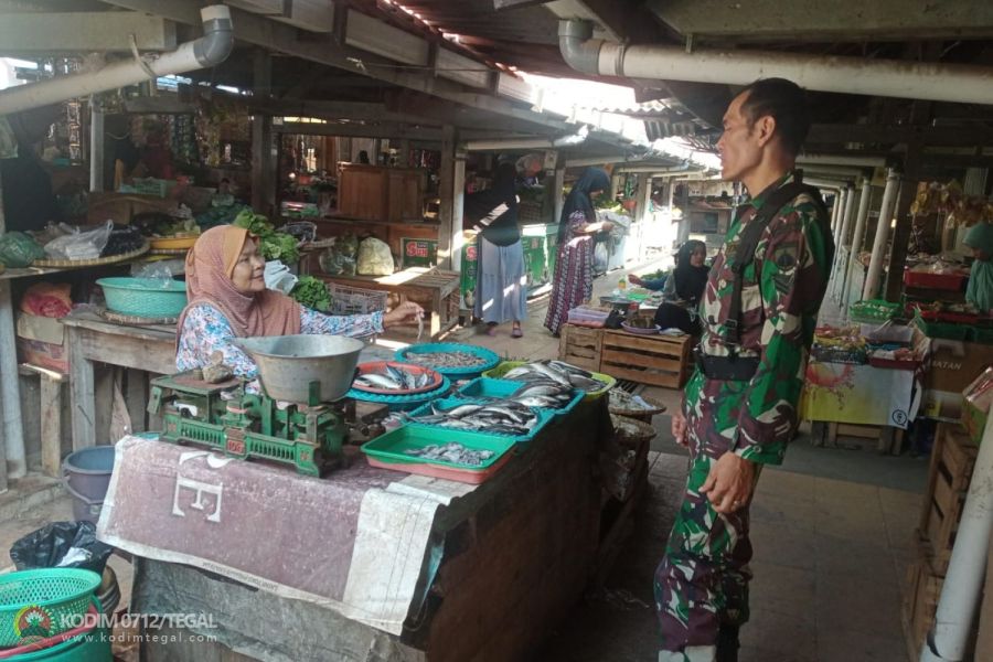 Pantau Harga Sembako Babinsa Koramil Talang Kodim 0712 Tegal Turun Ke Pasar Tradisional