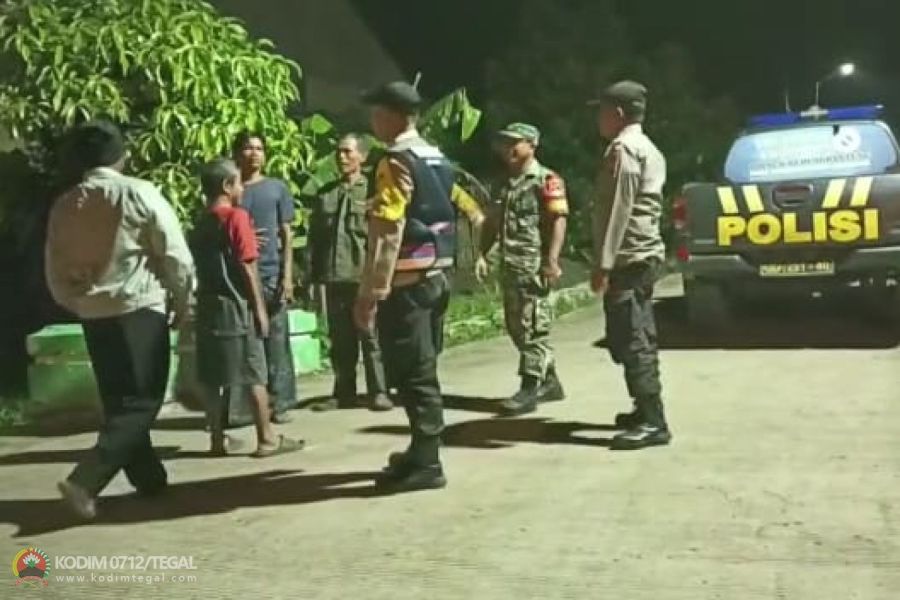 Patroli Malam, Babinsa Kodim 0712 Tegal Sempatkan Komsos Dengan Warga