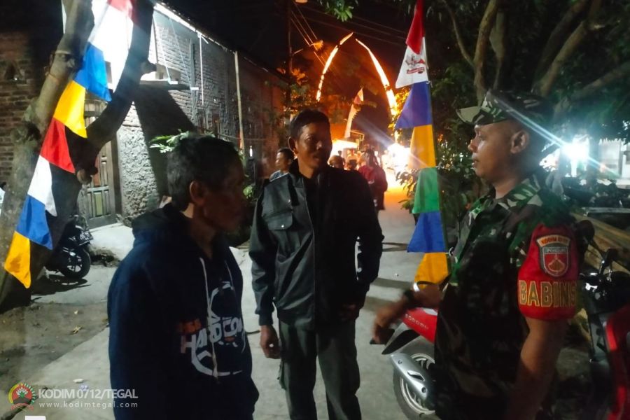 Patroli Malam, Babinsa Kedungbanteng Sempatkan Komsos Dengan Warga