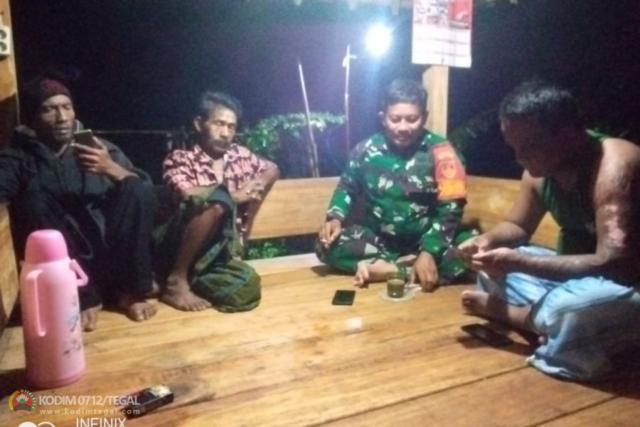 Babinsa Koramil Warureja Kodim 0712 Tegal Bersama Waga Gelar Komsos Di Pos Kamling