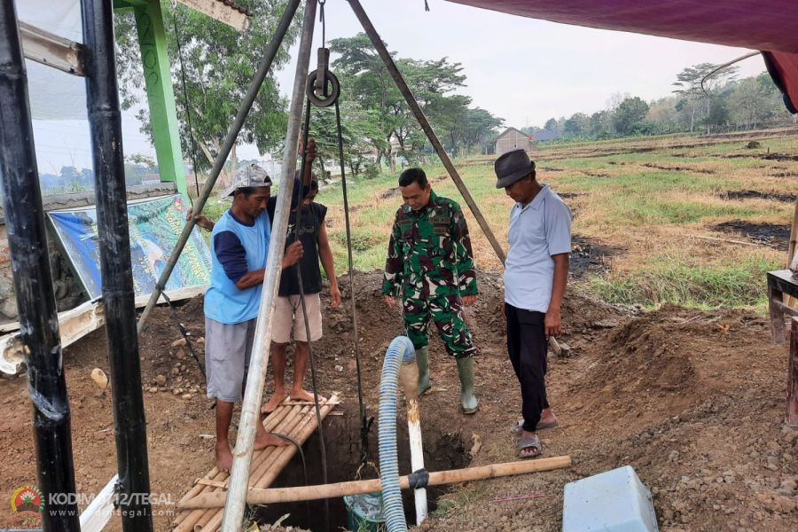 Anggota Kodim 0712 Tegal Siapkan Lahan Tanaman Jagung Masa Tanam Ke � 5