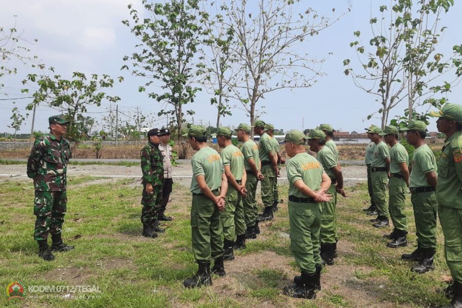 Babinsa Koramil Talang Berikan Latihan Peningkatan Kapasitas Satlinmas Desa Getaskerep