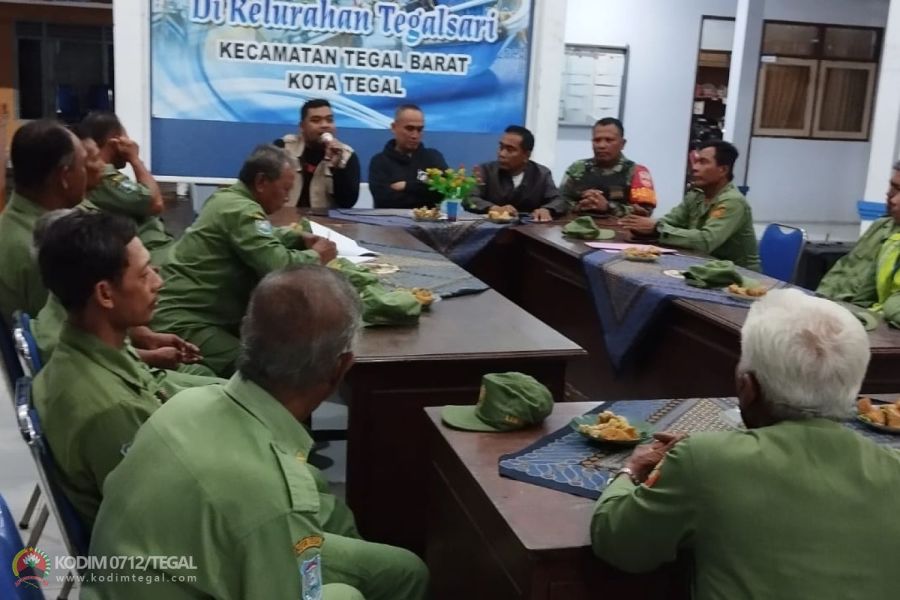 Dalam Rangka Cipta Kondisi, Babinsa Tegal Barat Berikan Pembinaan Linmas