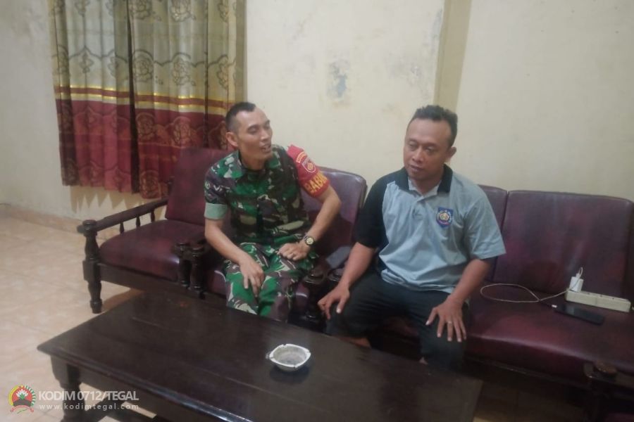 Babinsa Koramil 08 Talang Kodim 0712 Tegal Sambangi Ketua Rt 06/Rw 02 Desa Pekiringan