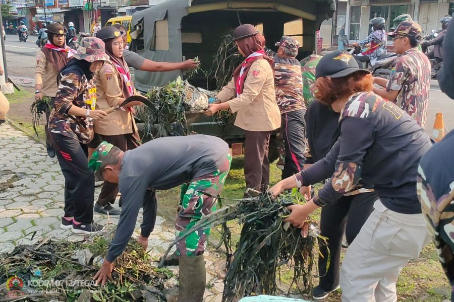 Mitigasi Bencana, Kodim 0712 Tegal Bersihkan Saluran Sungai Pepedan