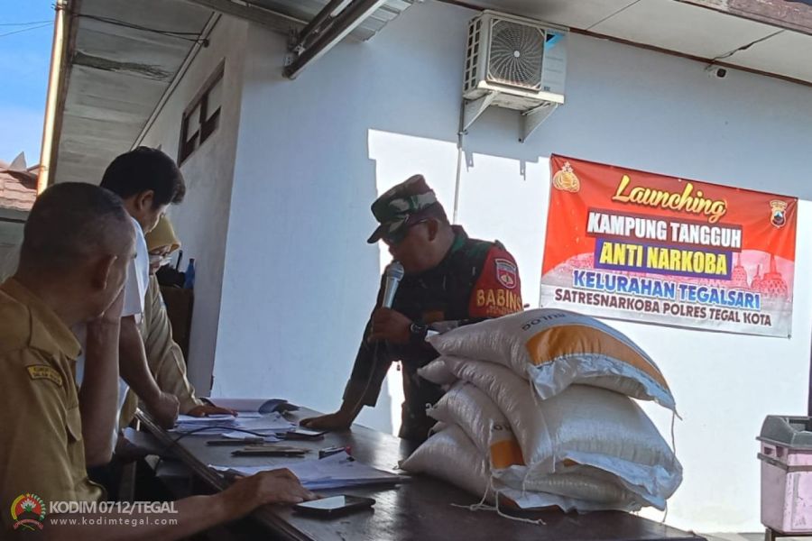 Babinsa Serka Aswin Dampingi Pembagian Beras Bantuan Dari Badan Ketahanan Pangan