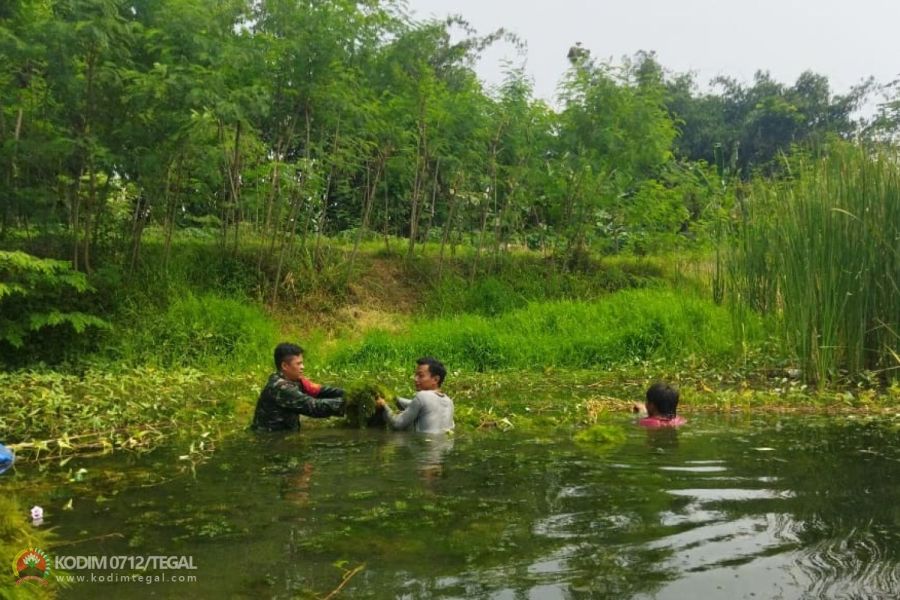 Bersama Warga, Babinsa Tarub Bersihkan Saluran Air