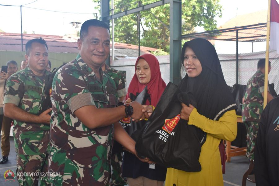 Serbuan Teritorial, Mabes TNI Bagi Sembako Kepada Masyarakat Tegal