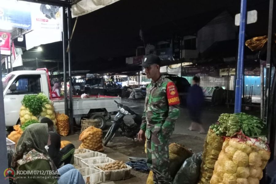 Pastikan Keamanan Wilayah Pasar, Babinsa Koramil 19 Bumijawa Laksanakan Patroli