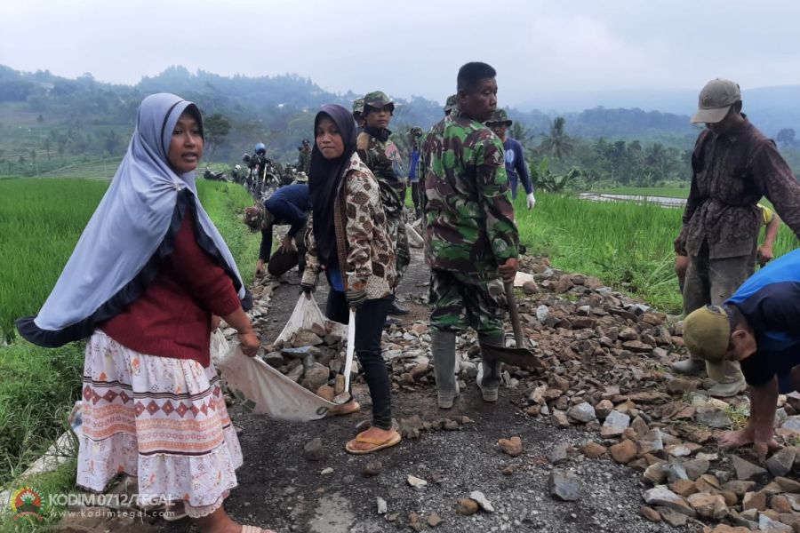Satgas TMMD Sengkuyung I Kodim Tegal Bersama Warga Bangun Proverling dan Shandseet