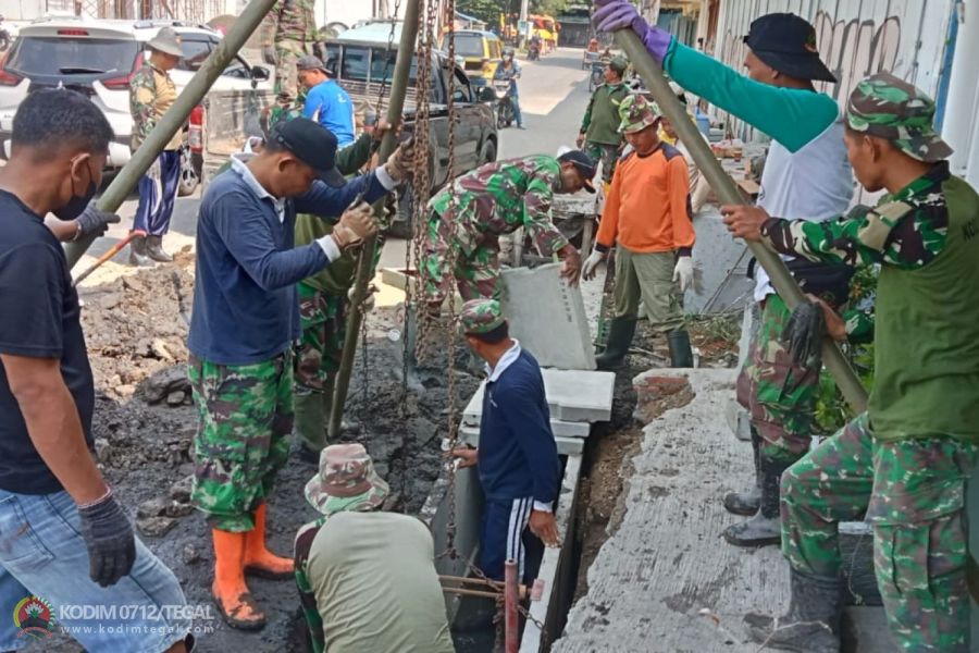 Satgas TMMD Sengkuyung Tahap I Kodim 0712 Tegal Pasang U-Ditch Saluran Air