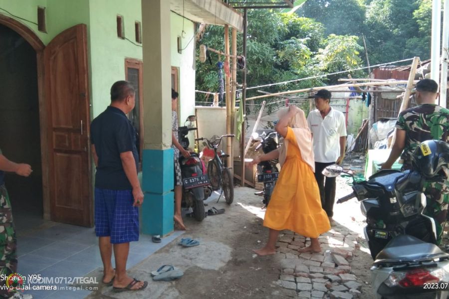 Anggota Kodim Tegal Bantu Perbaikan Rumah Warga Binaan Yang Terdampak Gempa Bumi