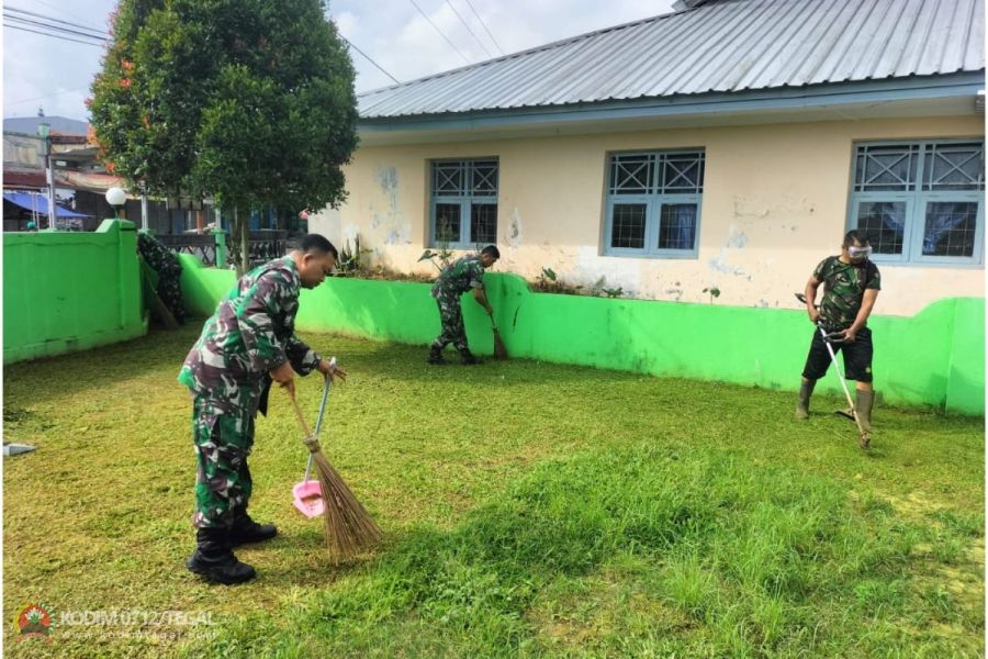 Anggota Koramil Bumijawa Laksanakan Pembersihan Pangkalan