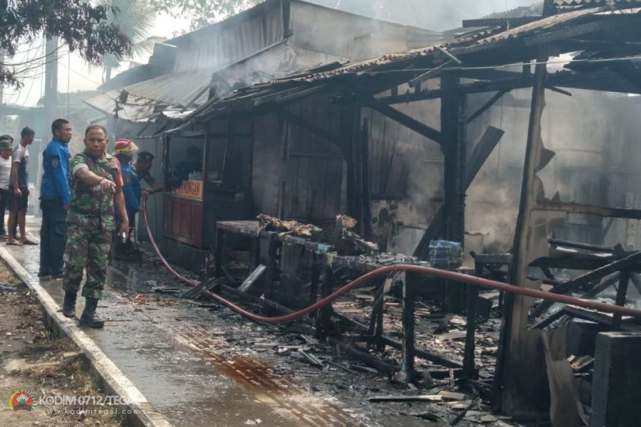 Di Depan Asrama Kodim 0712 Tegal Terjadi Kebakaran Dua Unit Lapak PKL