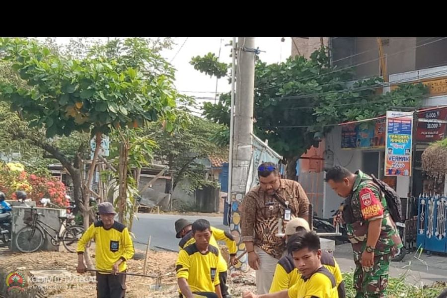 Memasuki Musim Penghujan, Babinsa Tegal Barat Bersama 3 Pilar Gotong Royong Bersihakan Sungai
