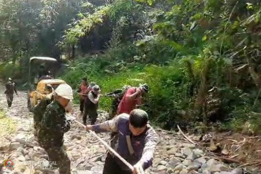 Beginilah yang dilakukan Satgas TMMD Sengkuyung Kodim 0712 Tegal Pada Pengaspalan Jalan Di Desa