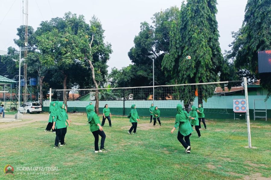 Jaga Kebugaran, Persit KCK Cabang XXII Dim 0712 Tegal Gelar Olahraga Voli