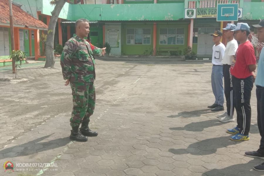 Tanamkan Disiplin, Babinsa Koramil Pangkah Latih PBB Siswa SMK Pristek